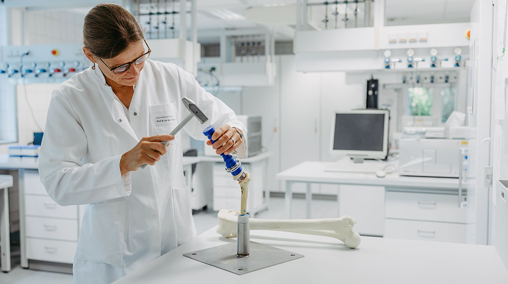 Prof. Jessica Bertrand ist Teil der Graduiertenschule, geforscht wird an intelligenten medizinischen Implantaten. (Foto: Jana Dünnhaupt/Uni Magdeburg)