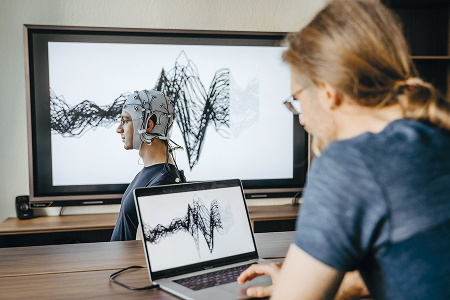 Prof. Stober erfasst Hirnstro_me mittels EEG