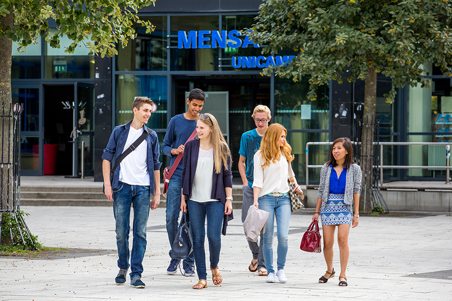 Studierende auf dem Campus der Uni Magdeburg (c) Stefan Berger_Uni Magdeburg