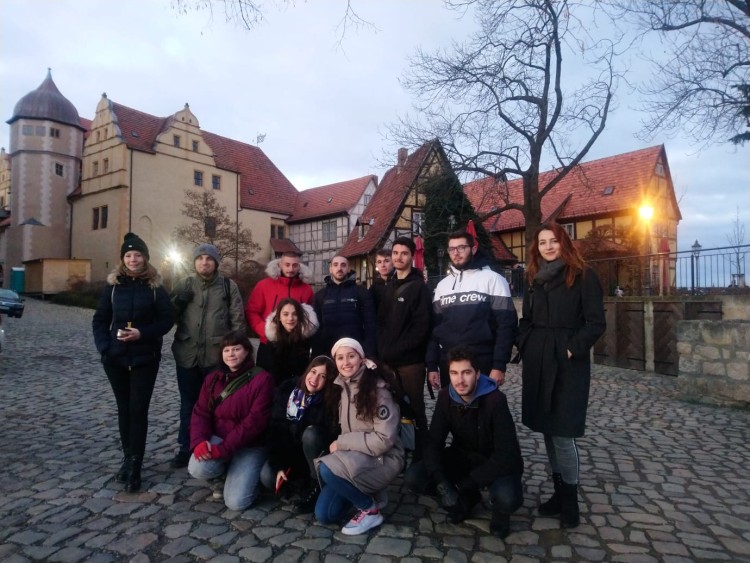Bulgarische Studierende und im Hintergrund ein Teil vom Schloss Quedlinburg