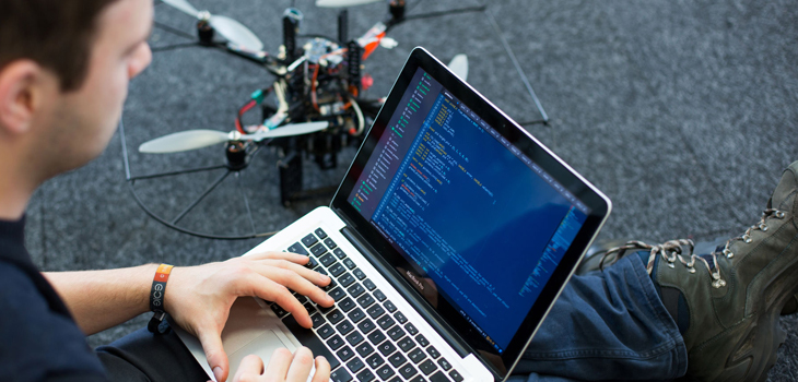 Student programmiert Quadrocopter (Foto: Stefan Berger / OvGU Magdeburg)